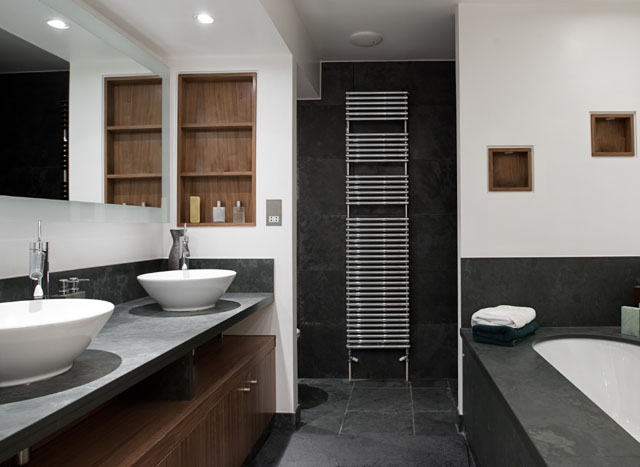 Elegantes-Badezimmer-mit-Badewanne-und-Marmor-Spiegel
